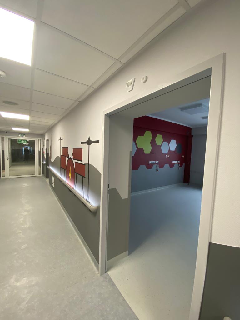 Wycinanki z płyt Wall Collection i same plyty w geometrycznych kształtach